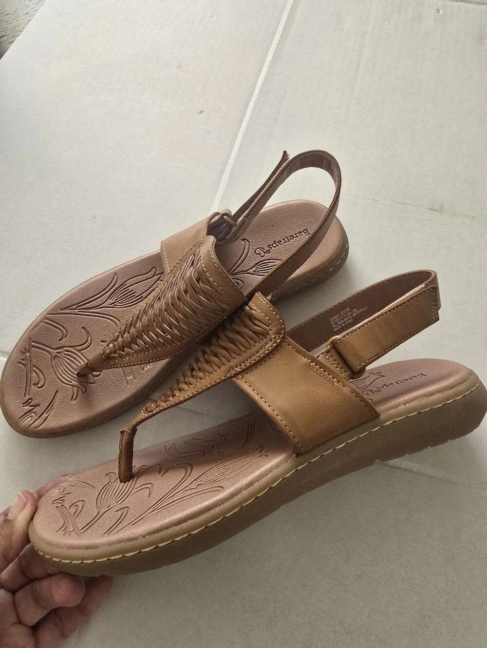 Baretraps Quincy Thong Sandals Size 9.5 Wide In Caramel Color - Picture 5 of 8